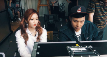 행사 현장의 DJ와 아티스트